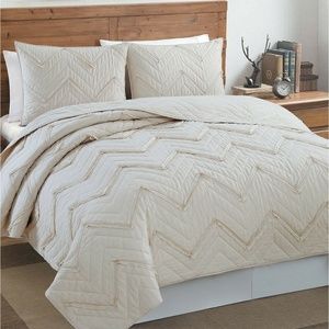 Victoria Classics 3-Piece Full/Queen Quilt Set